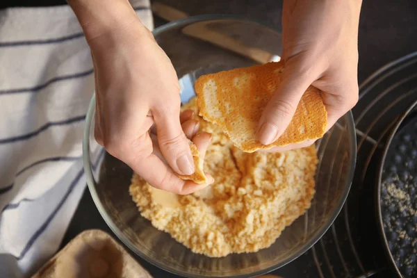 Wanita menyiapkan kue keju — Stok Foto