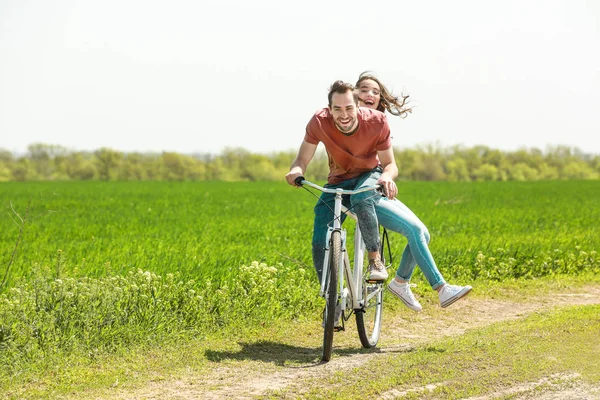 Casal andar de bicicleta — Fotografia de Stock