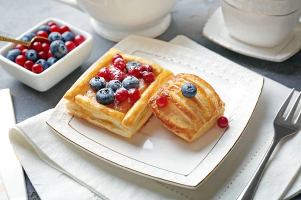 Lezzetli puf hamur işleri ile plaka