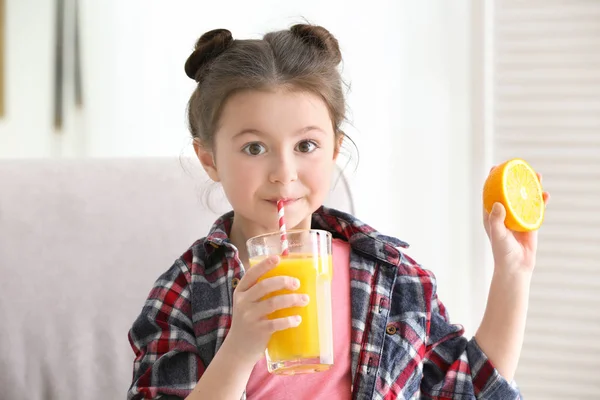 可爱的小女孩喝果汁 — 图库照片