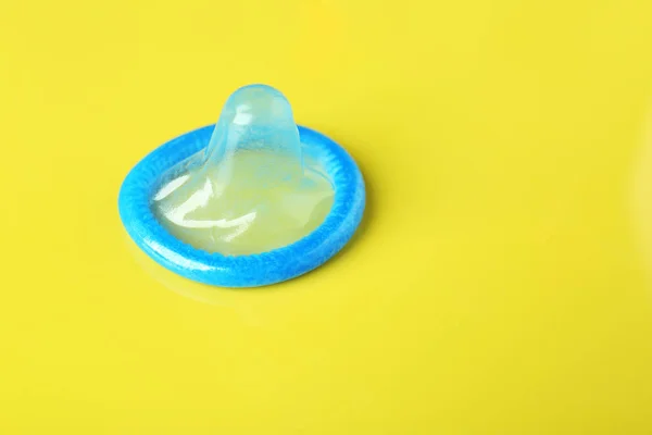 Blauw condoom op kleur achtergrond — Stockfoto