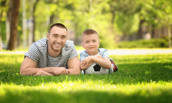 Vader en zoon met voetbal — Stockfoto