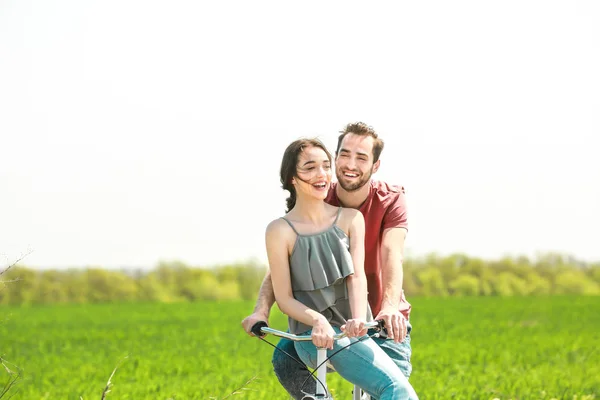 Pareja bicicleta de montar —  Fotos de Stock