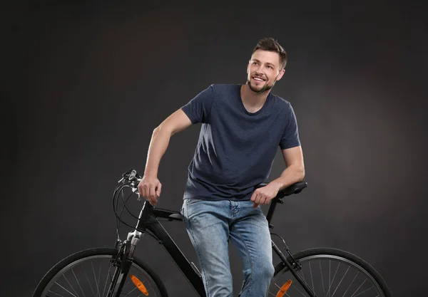 Młody człowiek z rowerem — Zdjęcie stockowe