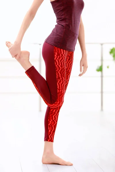 Dziewczyna w kolorowe ubrania do jogi — Zdjęcie stockowe