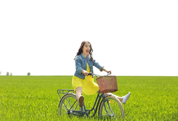 Bisikletli genç kadın — Stok fotoğraf