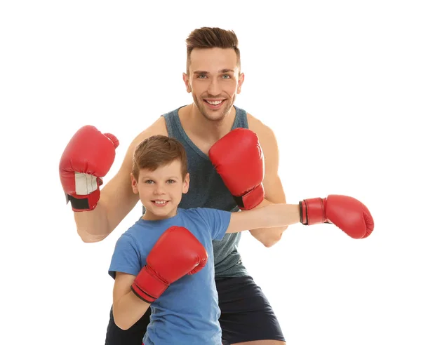 Папа и сын в боксёрских перчатках — стоковое фото