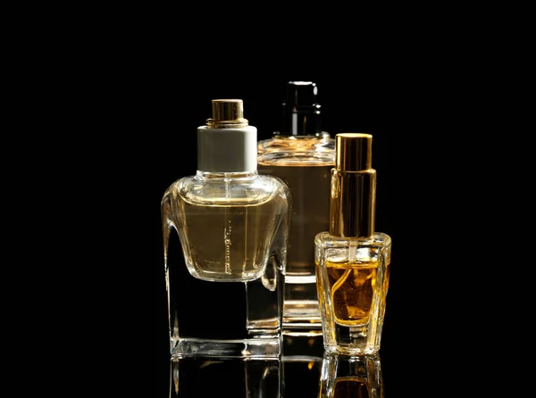 Hermosas botellas de perfume — Foto de Stock