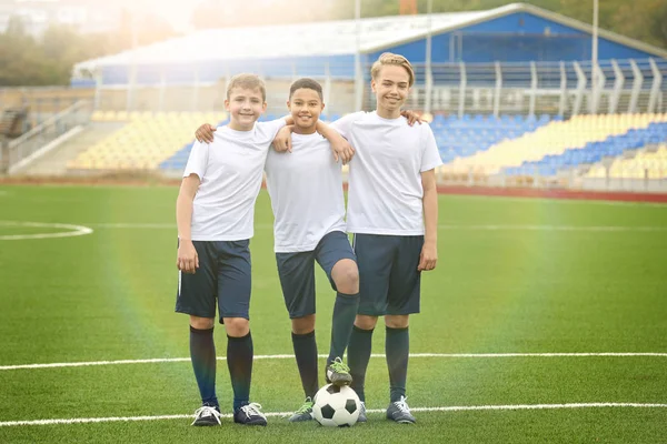 Schattige kinderen op voetbalveld. School vakantie concept — Stockfoto