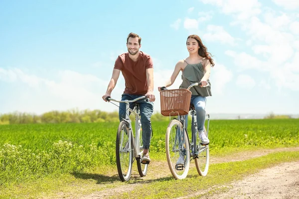 Bicicletas de equitação de casal — Fotografia de Stock