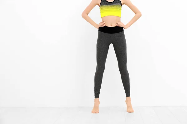 Chica en pantalones grises para yoga —  Fotos de Stock
