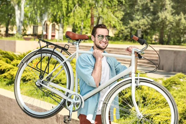 Homem transportando bicicleta — Fotografia de Stock