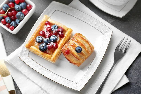 Placa con deliciosos pasteles de hojaldre —  Fotos de Stock