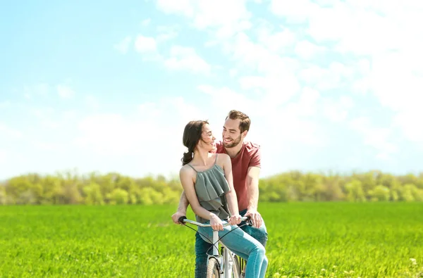 Casal andar de bicicleta — Fotografia de Stock