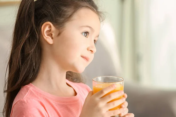 Menina bonito com copo de suco — Fotografia de Stock