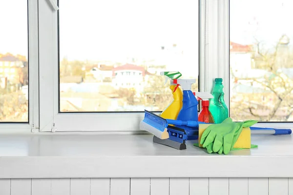 A ablakpárkányon tisztítószerek — Stock Fotó