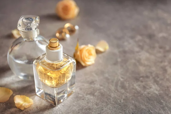 Красиві парфюмерних флаконів — стокове фото