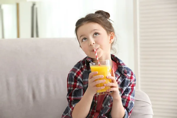 Милая маленькая девочка пьет сок. — стоковое фото