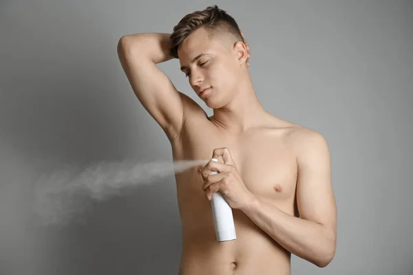 Ung man med deodorant — Stockfoto