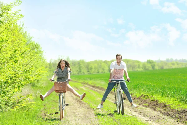 Bicicletas de equitação de casal — Fotografia de Stock