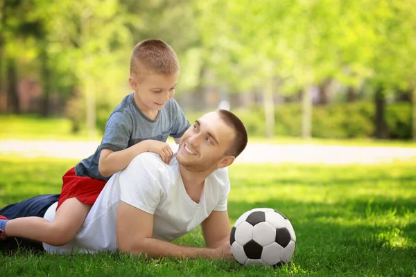 Отец и сын с футбольным мячом — стоковое фото