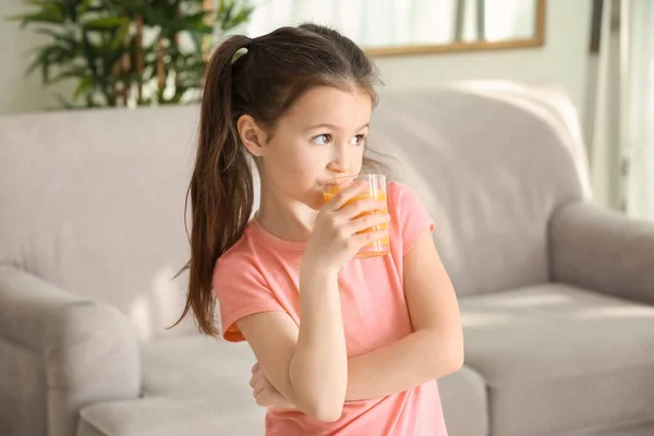 Roztomilá holčička pití šťávy — Stock fotografie