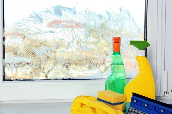Artículos de limpieza en alféizar ventana — Foto de Stock