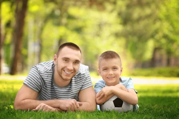 Pai e filho com bola de futebol — Fotografia de Stock