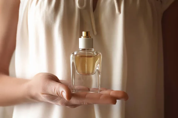 Handen met parfumfles — Stockfoto