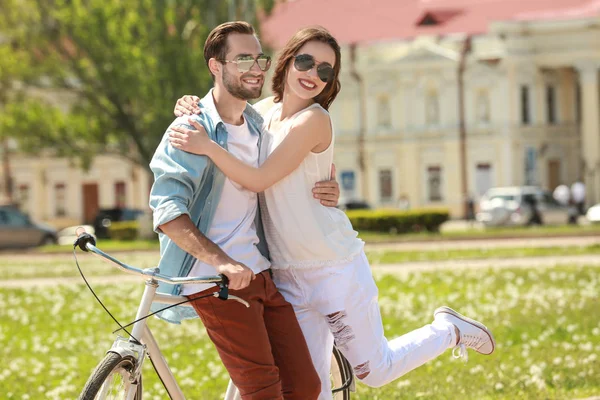 Unga par med cykel — Stockfoto