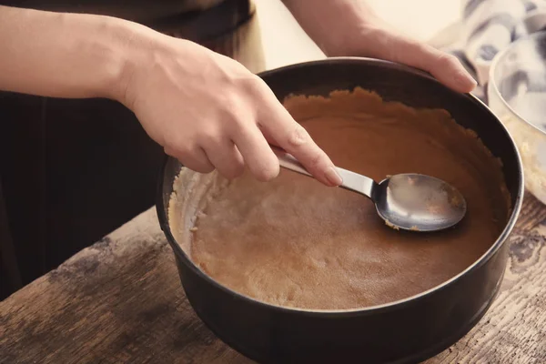 Mulher preparando bolo de queijo — Fotografia de Stock