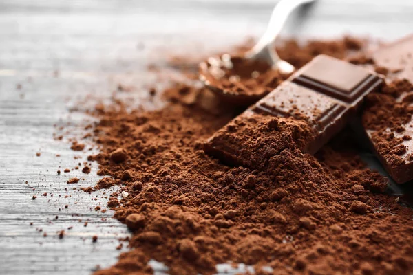 Trozos de chocolate con cacao en polvo —  Fotos de Stock