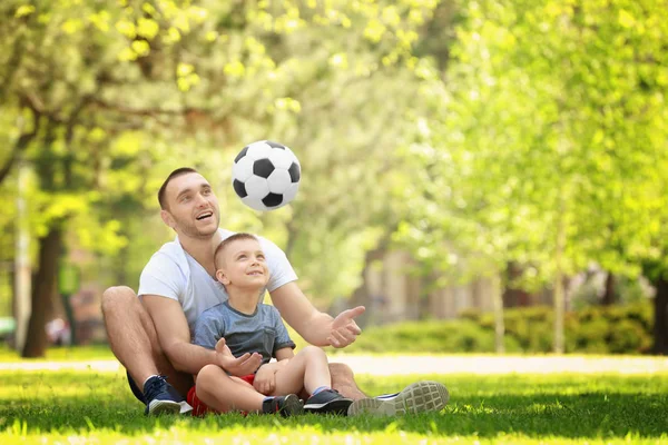 Padre e hijo jugando con pelota de fútbol —  Fotos de Stock