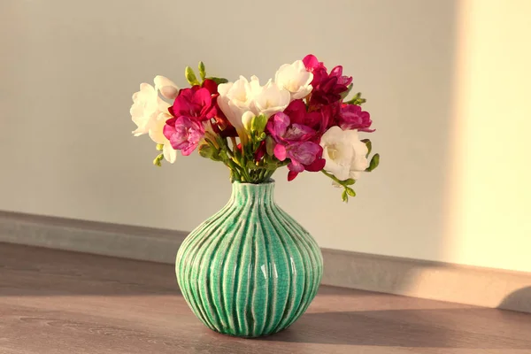 Vaso com belas flores freesia — Fotografia de Stock