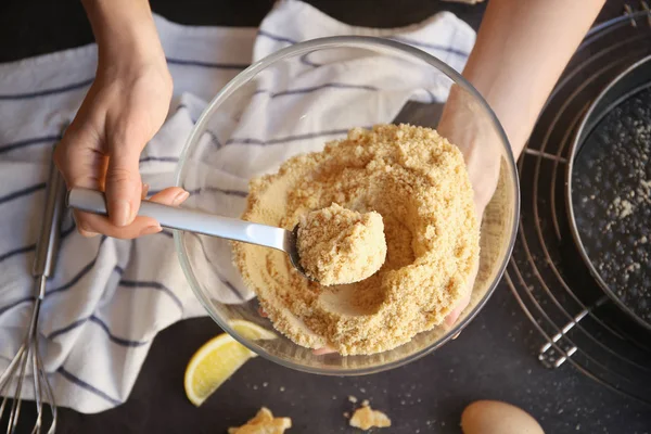 Mulher preparando bolo de queijo — Fotografia de Stock