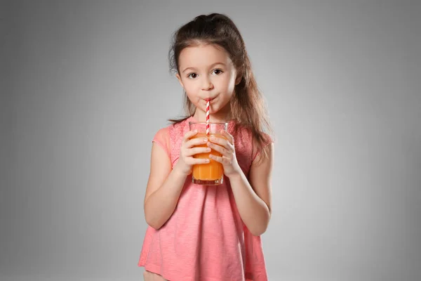 Bonito menina bebendo suco — Fotografia de Stock