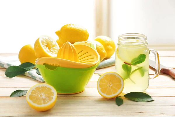 Ždímací a citrónové šťávy — Stock fotografie