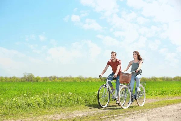 Pareja de bicicletas de montar — Foto de Stock