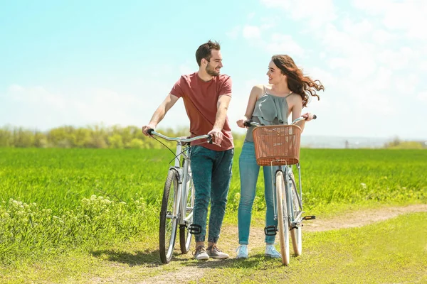 Pareja joven con bicicleta —  Fotos de Stock