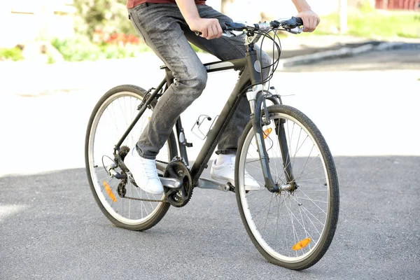 Ung mann med sykkel – stockfoto