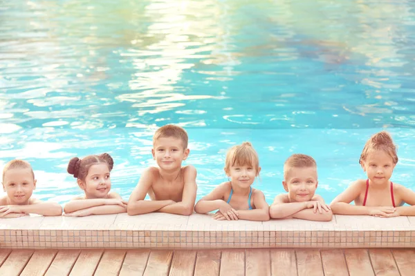 Söta barn ha roligt i poolen. Skolan semester koncept — Stockfoto