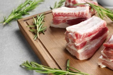 Ahşap tahta üzerinde rosemary ile ham kaburga