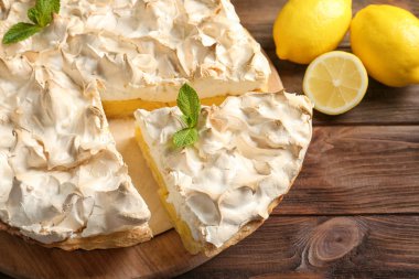 Lezzetli limon beze pasta ahşap tablo