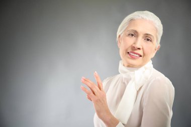 Güzel zarif yaşlı kadın