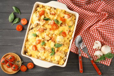 Lezzetli kızarmış lazanya Türkiye'de mutfak masasında pişirme çanağı