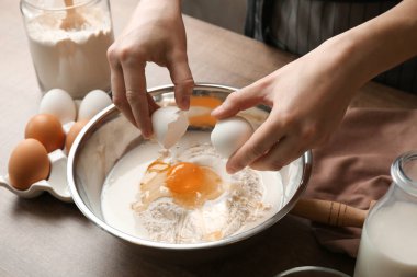 Tarçın için hamur yapma kadın mutfakta rulo