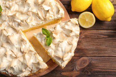 Lezzetli limon beze pasta ahşap tablo
