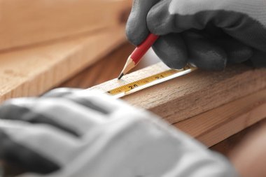 Marangoz ahşap tahta uzunluğu kalemle, closeup işaretleme