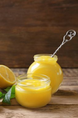 Ahşap masa üzerinde lezzetli limon lor ile Cam Kavanoz