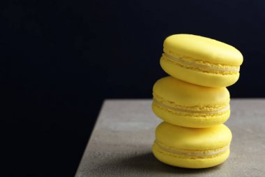 Lezzetli limon macarons koyu arka plan, closeup karşı masada